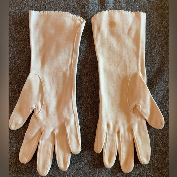 Vintage off-white gloves w/ embroidered detail - Picture 4 of 9